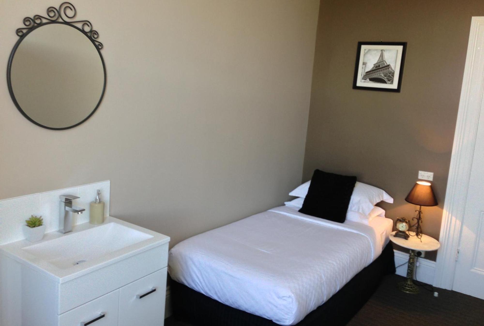 Centennial Inn On Bathurst Λόντσεστον Εξωτερικό φωτογραφία
