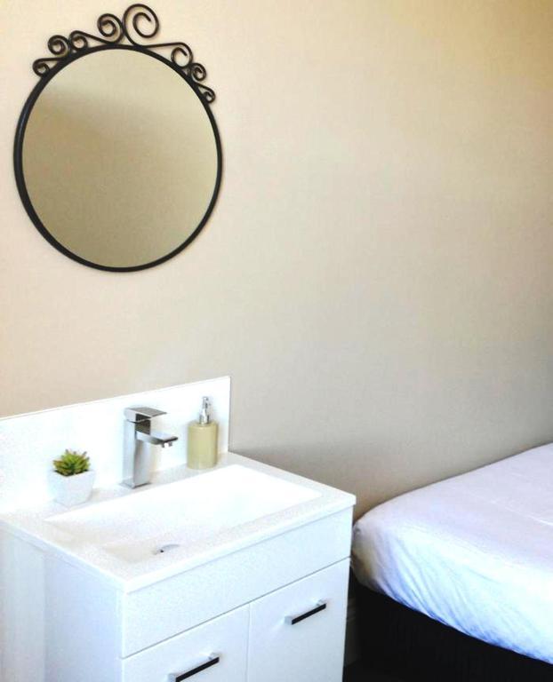 Centennial Inn On Bathurst Λόντσεστον Δωμάτιο φωτογραφία
